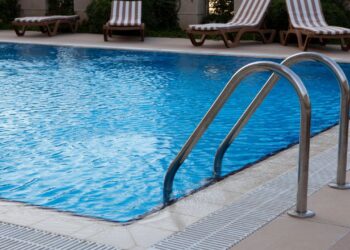 Ce trebuie să știi despre întreținerea apei din piscină